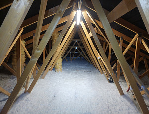 Zateplení stropu rodinného domu pomocí foukané izolace